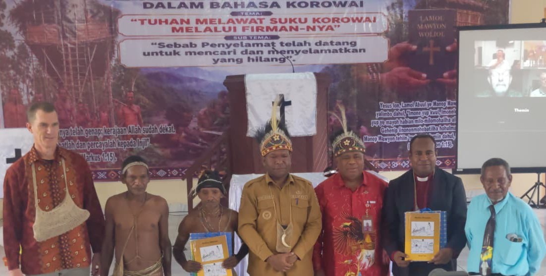 Foto bersama Bapak Peter Jan de Vries dan Ketua Sinode GGRIP beserta penerjemah.